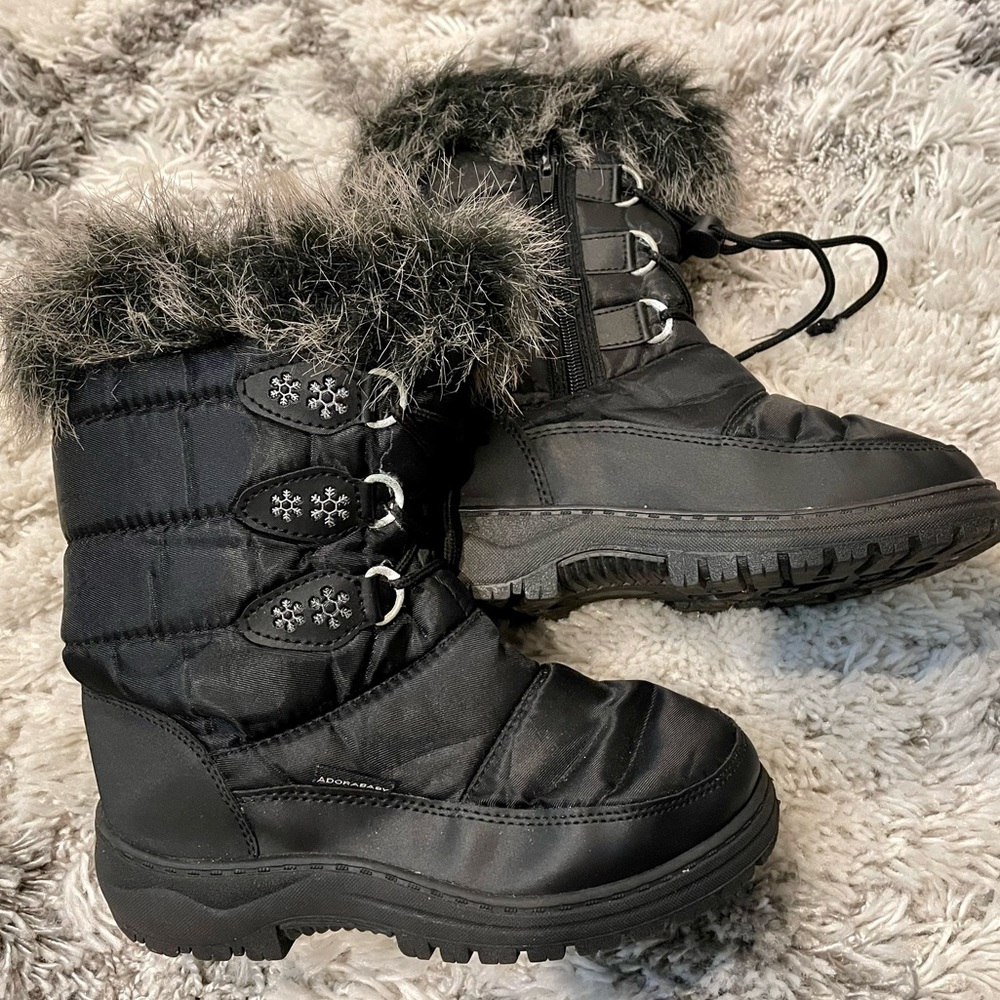 Girls snow boots Size 3